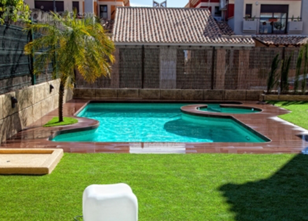 Piscina con jacuzzi