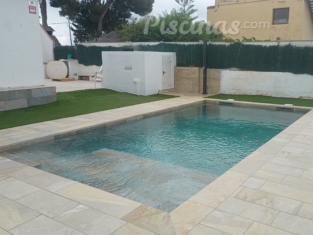 Piscina Rosa Gres, con exterior Pietro Golden e interior Serena Mix.